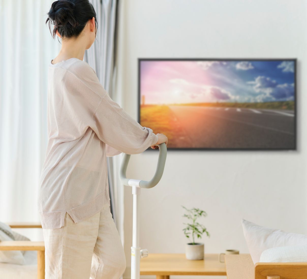 スマートフォンを見ながら使用するイメージ