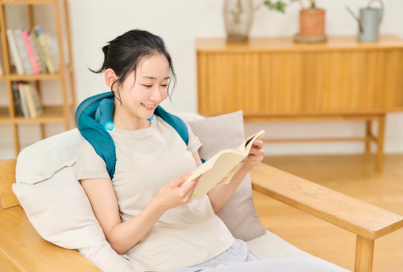 ソファでくつろぎながら使用するシーン